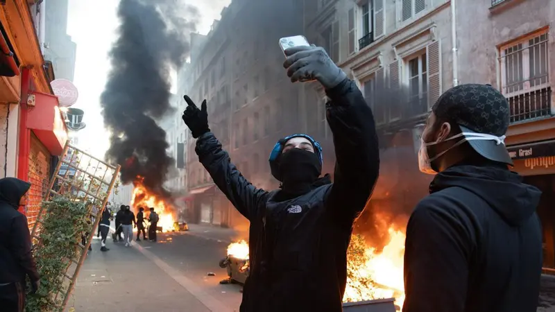 Полиция Франции на фоне беспорядков и введённого комендантского часа