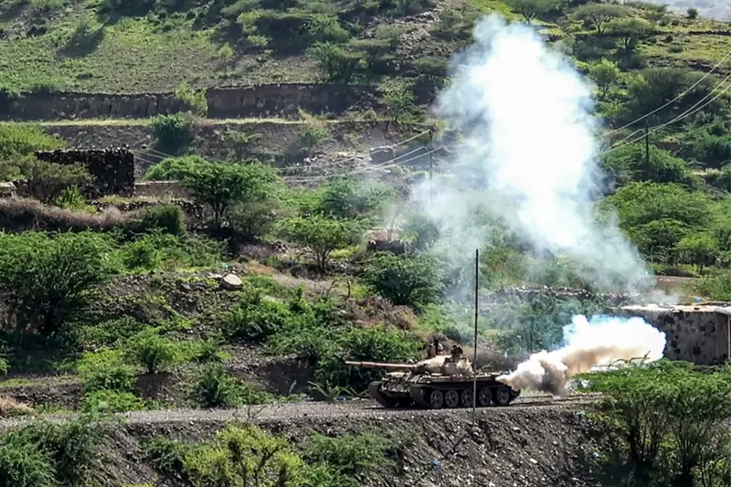 Yemeni government forces and Houthi fighters in fighting around Taiz